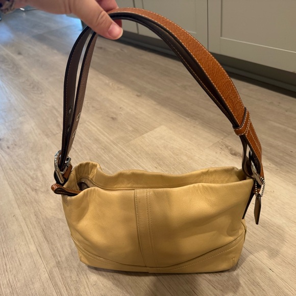 Coach vintage Elegant Tan Leather Shoulder Bag - Picture 1 of 10
